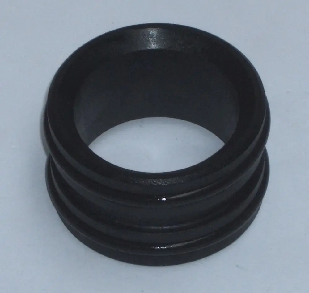 Schwarzer Ring mit zwei Rillen, vermutlich für eine Verbindung, verwendet in Daikin Fußbodenheizungsanwendungen.